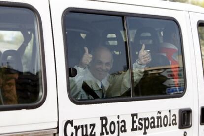 Uno de los presos políticos cubanos acogidos por España es trasladado desde el avión tras aterrizar en Barajas.