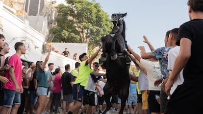 'Jocs des pla' durante la celebración de San Joan en Ciutadella (Menorca).