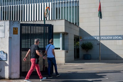 Entrada a la jefatura de la Policía Local de Granada este viernes.