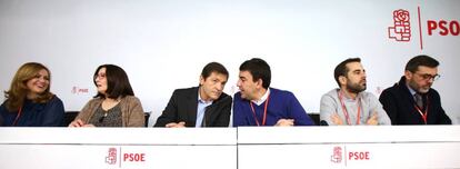 Javier Fernández acompañado de los miembros de la gestora.