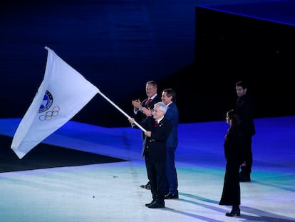 Sebastián Piñera, expresidente de Chile, recibió la bandera panamericana en la clausura de los Juegos de Lima en 2019.