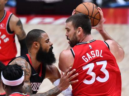 Marc Gasol (derecha) en un encuentro con los Toronto Raptors en la pretemporada de la NBA.