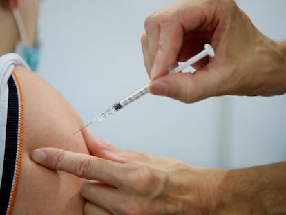Dose da vacina da Pfizer-BioNTech é aplicada.