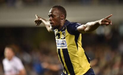 Bolt celebra su primer gol como jugador del Central Coast Mariners australiano.