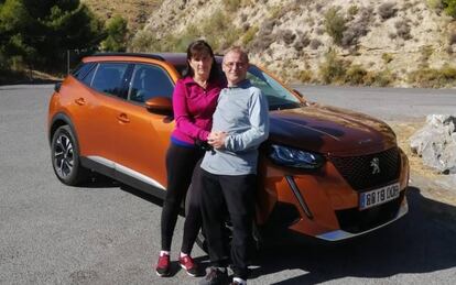 José Antonio Fernández y su mujer, los únicos habitantes con coche eléctrico en Escúzar, Granada.