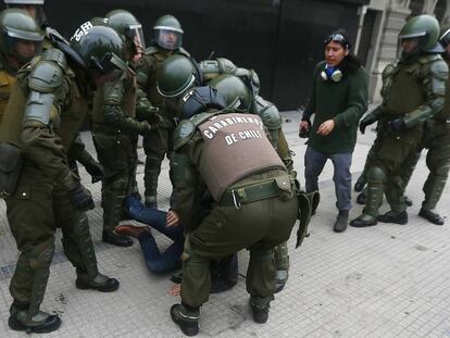 Carabineros chilenos detienen a un hombre durante una manifestación el 1 de junio.