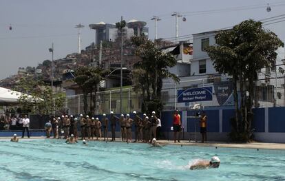 Michael Phelps da una clase de nataci&oacute;n a una veintena de ni&ntilde;os de una favela de R&iacute;o de Janeiro.