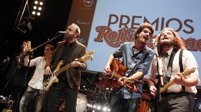 La Bande abrió la gala. El cantante infiltrado es el director de Rolling Stone, Iñaki de la Torre.