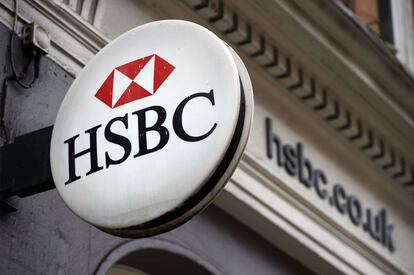 El logo de HSBC en una de las oficinas de Londres