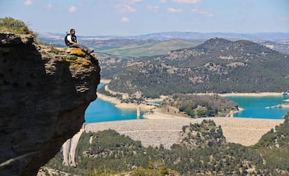 Senderismo alrededor del embalse de El Chorro, en el paraje natural del desfiladero de los Gaitanes (Málaga).