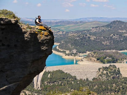 Senderismo alrededor del embalse de El Chorro, en el paraje natural del desfiladero de los Gaitanes (Málaga).