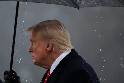 Donald Trump durante su visita al Cementerio de Arlington, en Virginia.