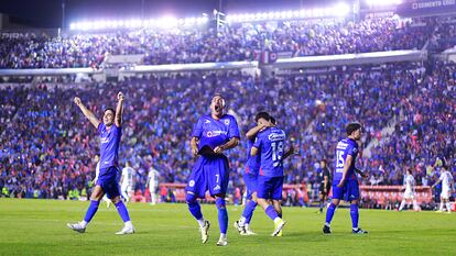 Jugadores del Cruz Azul festejan un gol en el partido de vuelta contra el Monterrey, el 19 de mayo en Ciudad de México.