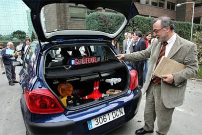 El director General de Trafico, Pere Navarro, presenta hoy los nuevos coches patrulla camuflados.