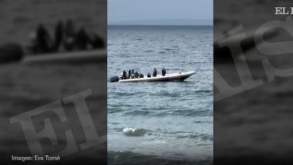 Agentes de la Guardia Civil, este viernes en la playa de Los Lances, en Tarifa.