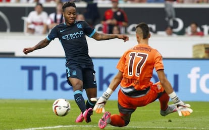 Sterling (izquierda), el gran fichaje del verano en Inglaterra, con su nueva camiseta del City.