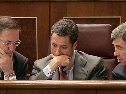 Manuel Atencia, Eduardo Zaplana, en el centro, y Ángel Acebes durante el pleno del Congreso dedicado al accidente del Yak-42.