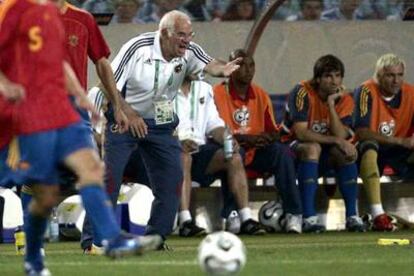 Luis Aragons da instrucciones durante el segundo periodo.