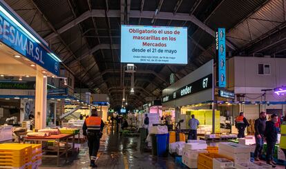 Carteles con las medidas de seguridad en la nave de pescados de Mercamadrid.