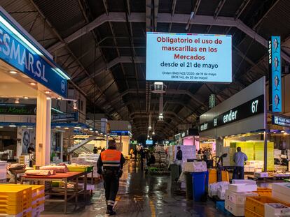 Carteles con las medidas de seguridad en la nave de pescados de Mercamadrid.