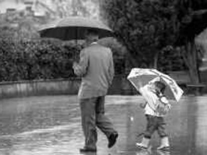 B 37363 - 12/10/2000 - Color - Llúvias en Barcelona - Foto : Joan Guerrero -