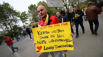 Torcedor do Monaco agradece &agrave; torcida do Borussia Dortmund.