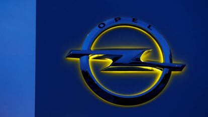 Símbolo de la marca de coches Opel.