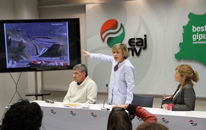 Eider Mendoza, junto a los también dirigentes del PNV María Eugenia Arrizabalaga y Carlos Ormazabal, muestra una imagen de las obras de la autopista AP-1.