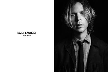 Cambió el nombre de una firma con 56 años de historia

Slimane se propusó iniciar un nuevo capítulo y para ello prescindió del Yves en el nombre de la marca. En 2012, Yves Saint Laurent pasó a llamarse Saint Laurent Paris.