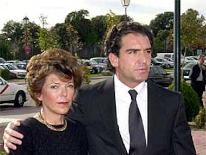 María Cecilia Marulanda, viuda de Sarasola, y su hijo Enrique, el domingo en el tanatorio La Paz de Alcobendas (Madrid).