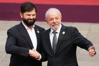El mandatario chileno recibe al presidente de Brasil, Luiz Inácio Lula da Silva, en Santiago, Chile.