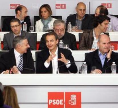 Blanco, Zapatero y Chaves, y al fondo Rubalcaba y Chacón