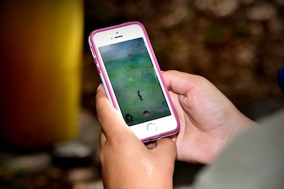 Un niño juega Pokémon GO ayer.