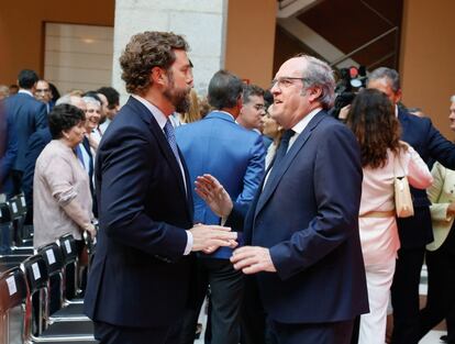 El portavoz del PSOE en la Asamblea de Madrid, Ángel Gabilondo (d), conversa con el portavoz de Vox en el Congreso, Iván Espinosa de los Montero (i), a su llegada a la sede del gobierno regional.