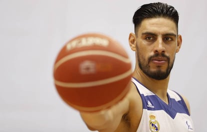 Ayón con el uniforme del Real Madrid