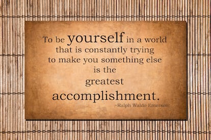 Una cita de Ralph Waldo Emerson escrita en bambú que dice: "Ser tú mismo en un mundo que está constantemente tratando de convertirte en otra cosa es el mayor logro"