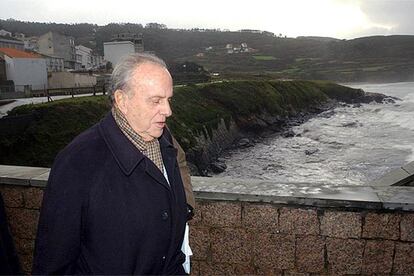 Manuel Fraga, en una playa de A Coruña días después de la catástrofe del <i>Prestige. </i>