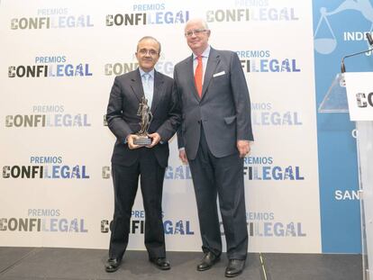 Vicente Sánchez, consejero delegado de Wolters Kluwer España, recoge el I Premio Confilegal en la categoría Legal Tech de la mano de Javier Hidalgo Blázquez, director general adjunto de Santander España.