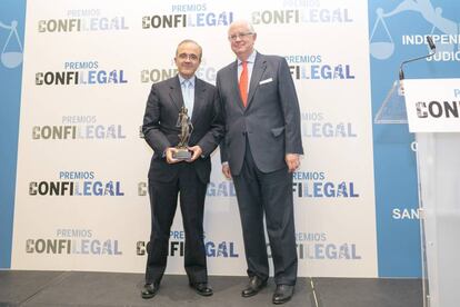 Vicente Sánchez, consejero delegado de Wolters Kluwer España, recoge el I Premio Confilegal en la categoría Legal Tech de la mano de Javier Hidalgo Blázquez, director general adjunto de Santander España.