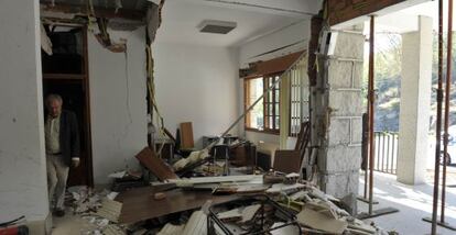 El edificio del Ayuntamiento de Beade tras la explosición atribuida a Resistencia Galega.