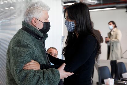 El realizador Pedro Almodovar y la concejala Begoña Villacís se saludan antes de la presentación de la colección primavera-verano del diseñador Palomo Spain.