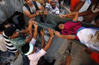 Una mujer es rescata el edificio derrumbado en la Dacca (Bangladesh).