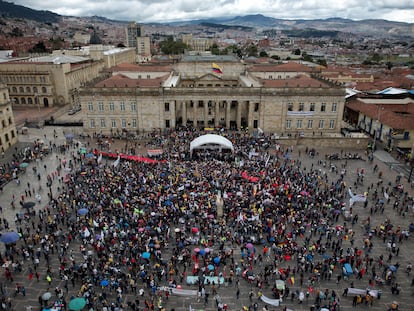 Seguidores de Gustavo Petro reunidos este miércoles en la Plaza Bolivar, en Bogotá.