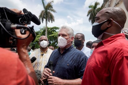 El presidente cubano, Miguel Díaz-Canel, habla con la prensa en San Antonio de los Baños (Cuba), el pasado 11 de julio.