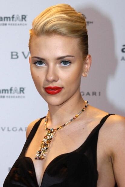 La actriz Scarlett Johansson posa con un collar de Bulgaria en el Festival de Venecia.