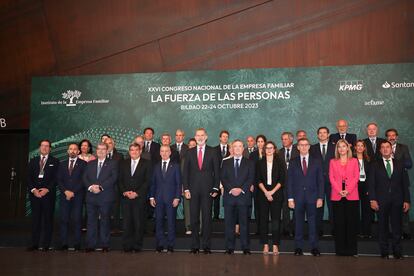 El rey Felipe VI posa junto al lehendakari, Íñigo Urkullu (5i), el ministro de Inclusión, Seguridad Social y Migraciones en funciones, José Luis Escrivá (4i), el presidente del Instituto de la Empresa Familiar (IEF), Andrés Sendagorta (5d), el líder del PP, Alberto Núñez Feijóo, y representantes de la IEF durante la ceremonia de inauguración del XXVI Congreso Nacional de la Empresa Familiar, este lunes en Bilbao.