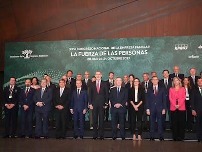 El rey Felipe VI posa junto al lehendakari, Íñigo Urkullu (5i), el ministro de Inclusión, Seguridad Social y Migraciones en funciones, José Luis Escrivá (4i), el presidente del Instituto de la Empresa Familiar (IEF), Andrés Sendagorta (5d), el líder del PP, Alberto Núñez Feijóo, y representantes de la IEF durante la ceremonia de inauguración del XXVI Congreso Nacional de la Empresa Familiar, este lunes en Bilbao.