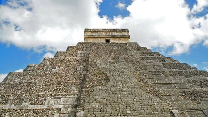 La pirámide de Kukulcán, en el yacimiento maya de Chichén Itzá (México).