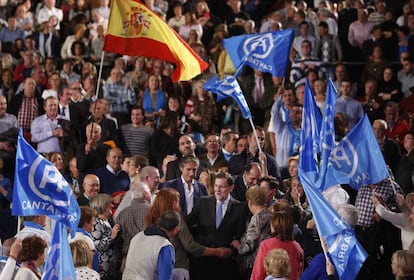 Mariano Rajoy saluda a los simpatizantes que le esperaban en el Palacio de Festivales de Santander