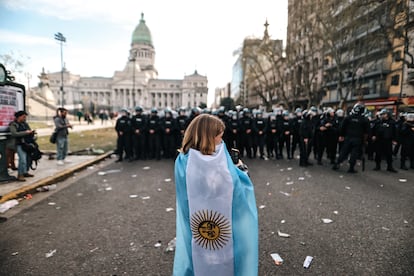 Protesta frente a la Cámara de Diputados de Argentina contra la ley de reforma jubilatoria de Javier Mile, en Buenos Aires.
